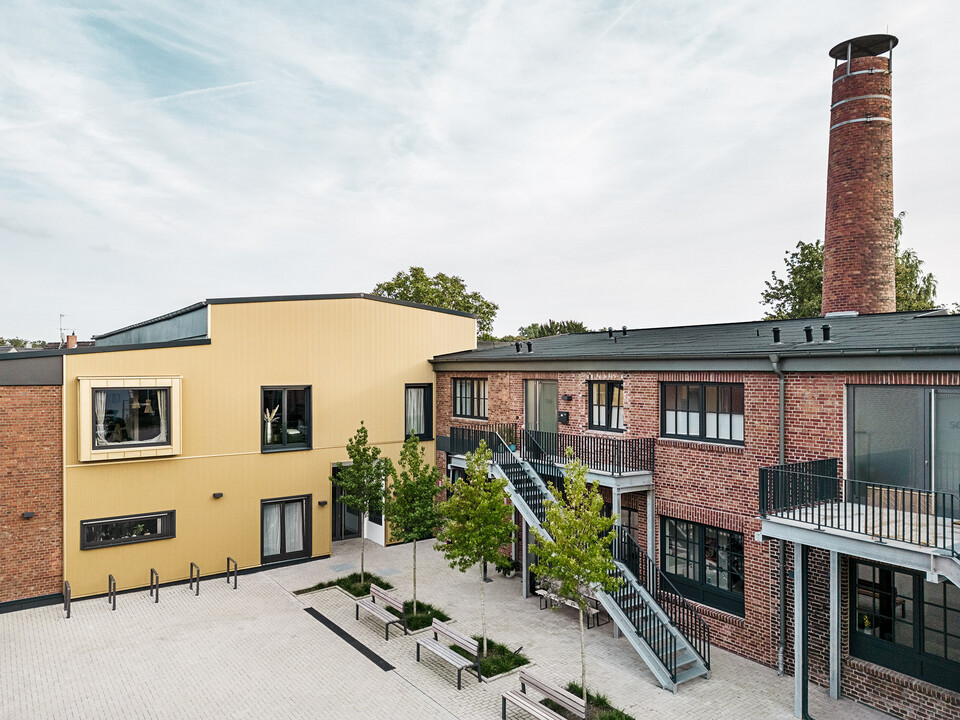 Normal view of the Kellerhöfe in Langenfeld that Rotterdam Dakowski Architekten turned into 23 rental apartments and an office space.