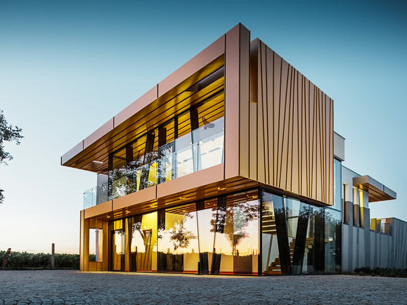 Aluminium façade with Prefalz/Falzonal in Mayan gold. Combined with glass and concrete, this helps to give the building its distinctive appearance.