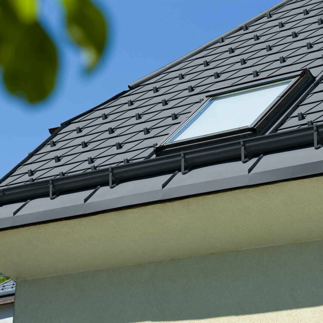 Close-up of a house with PREFA’s on-roof gutter in anthracite