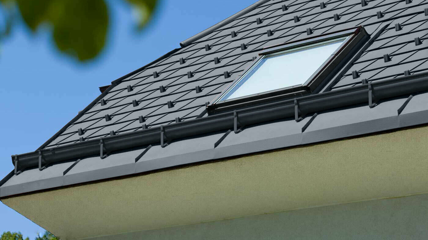 Close-up of a house with PREFA’s on-roof gutter in anthracite