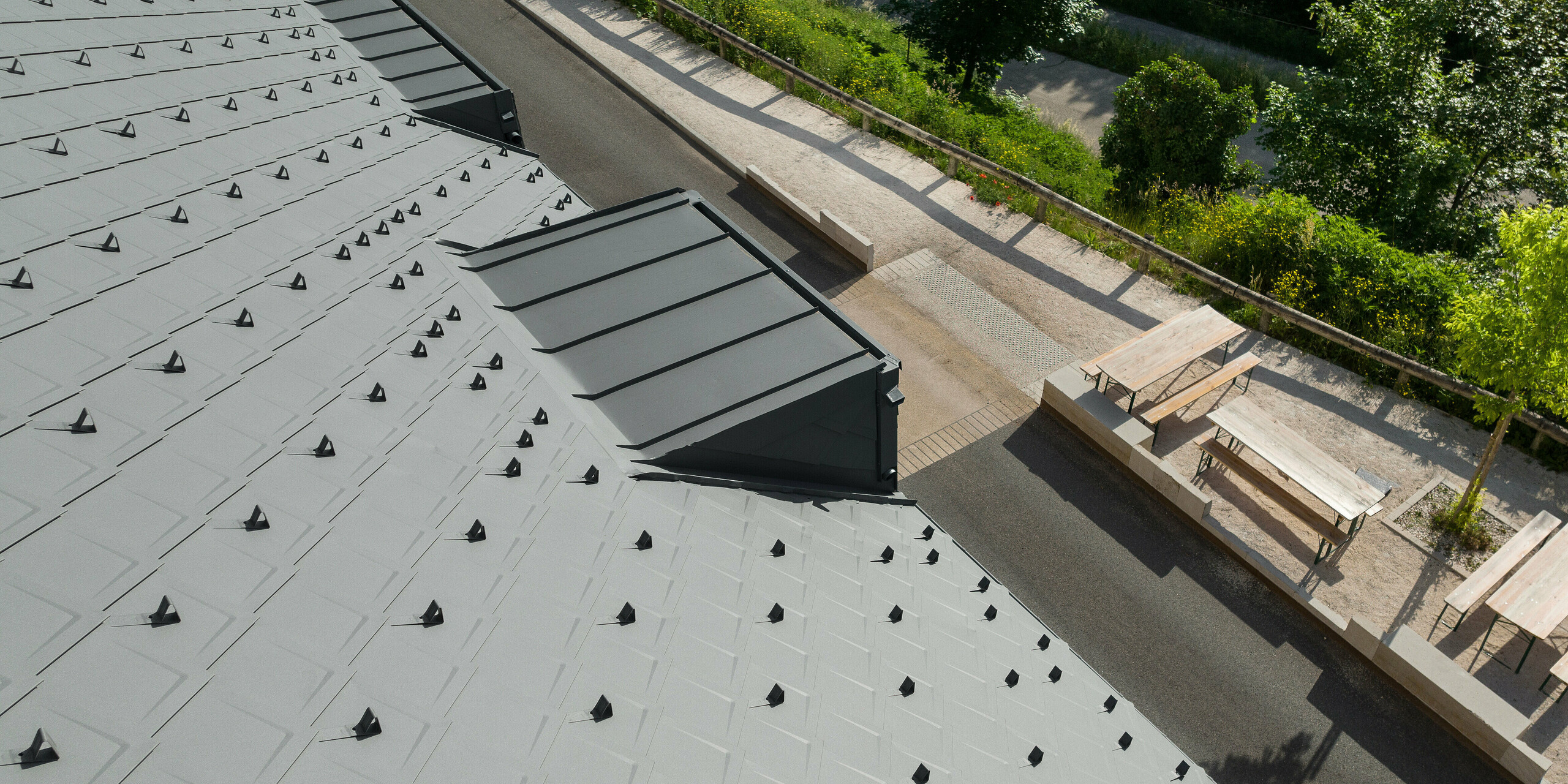 PREFA Dachraute 29x29 in P.10 Hellgrau auf einem Ferienhaus in Engins nahe Grenoble