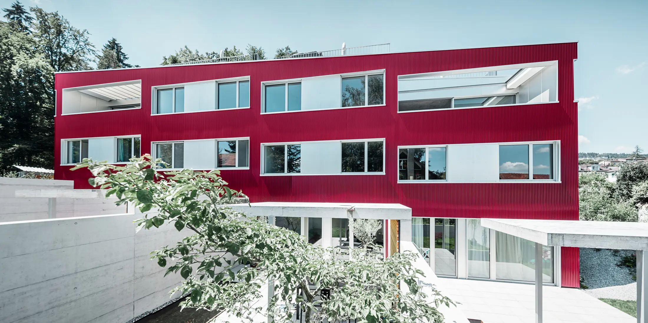 Apartment complex with PREFA ripple profile in claret