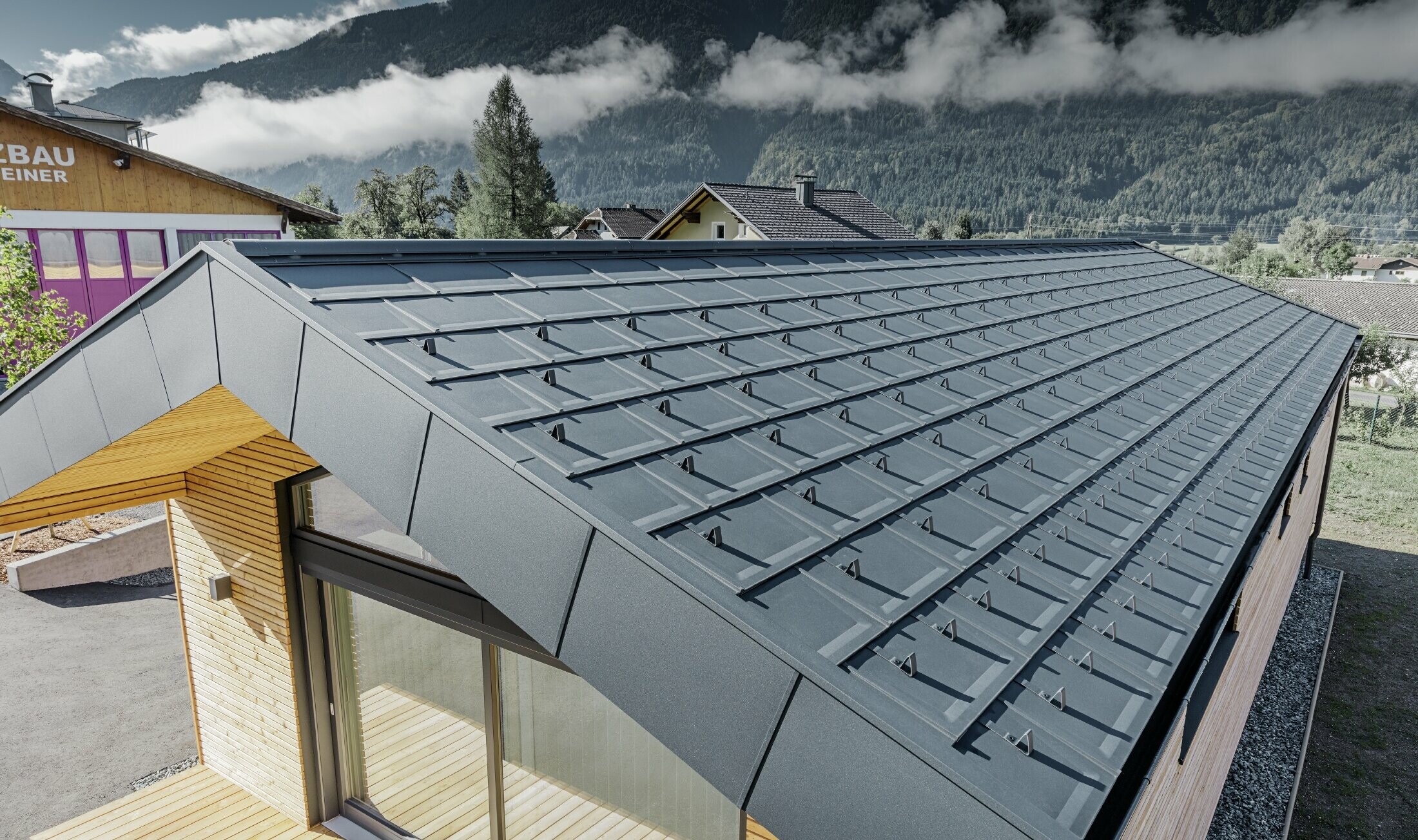 Gabled roof with a PREFA sheet metal roof. The R.16 roof tile and Prefalz in anthracite were used.