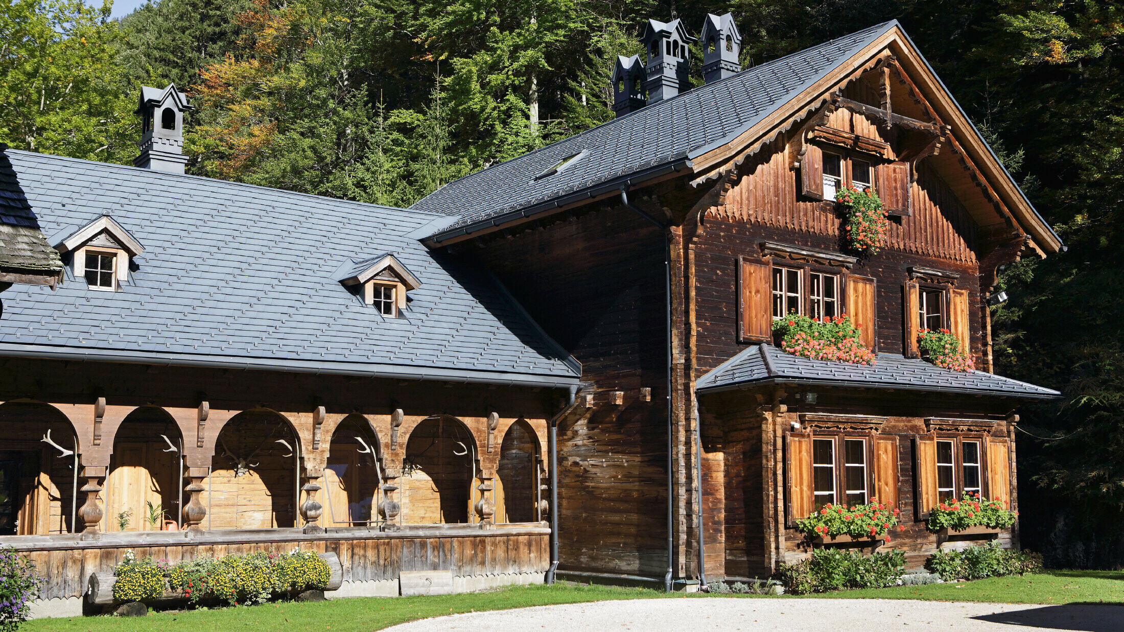 rustic hunting lodge, Rothschildhaus, renovated with PREFA roof shingles in P.10 anthracite