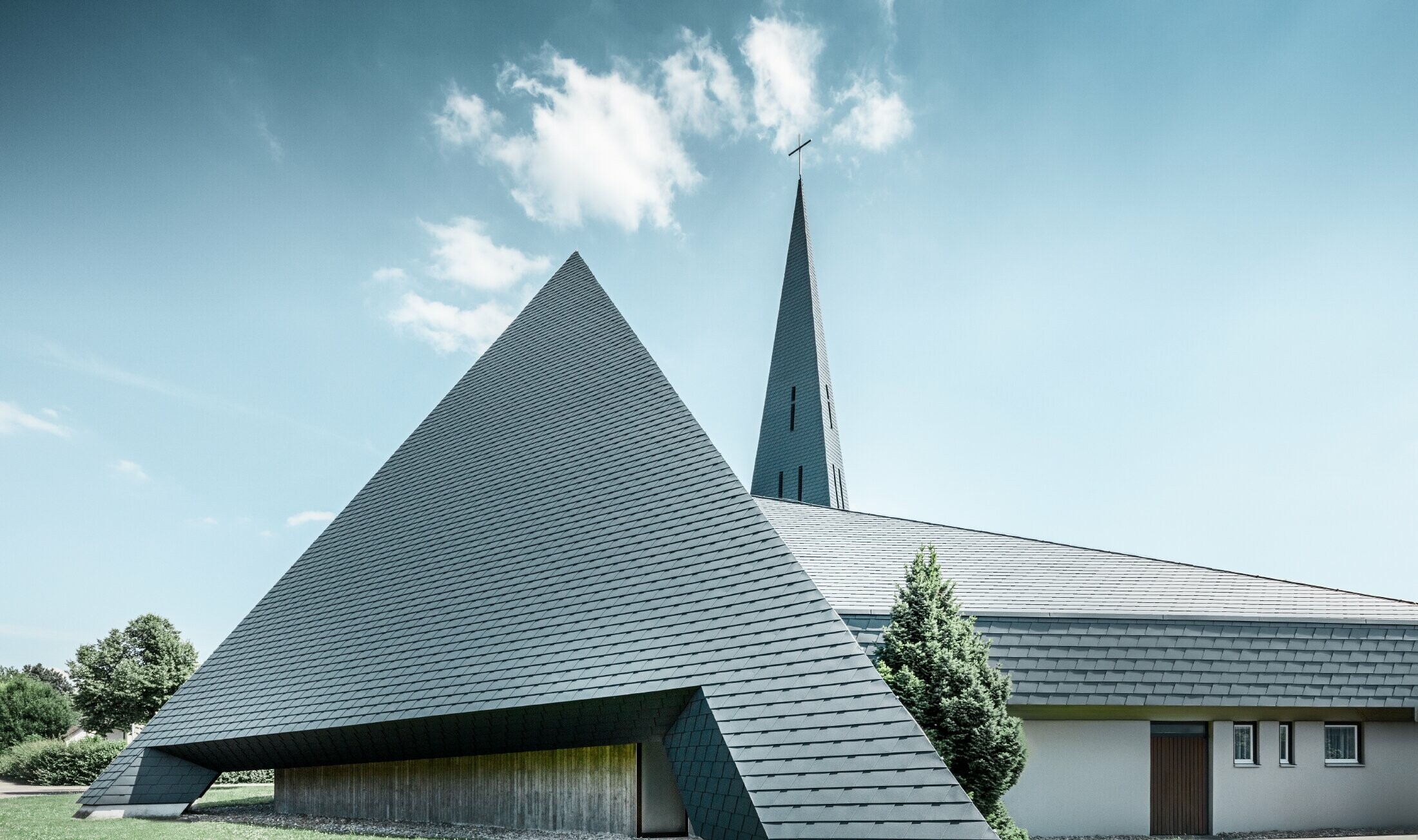 Catholic church in Langenau (Germany) with a pyramid-like design, covered with PREFA aluminium shingles in anthracite