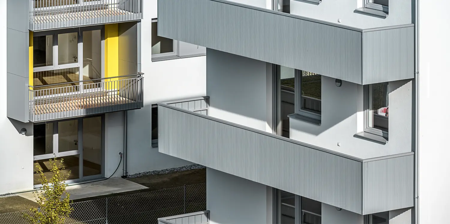 Das robuste PREFA Zackenprofil in Silbermetallic sorgt für eine elegante und zugleich widerstandsfähige Balkongestaltung in der Glanzstoffsiedlung in St. Pölten, Niederösterreich.
