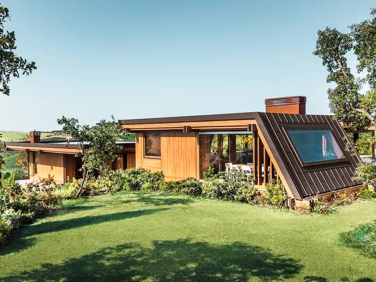 Lateral view of the Pagano house. In the foreground you can see the garden with some plants.