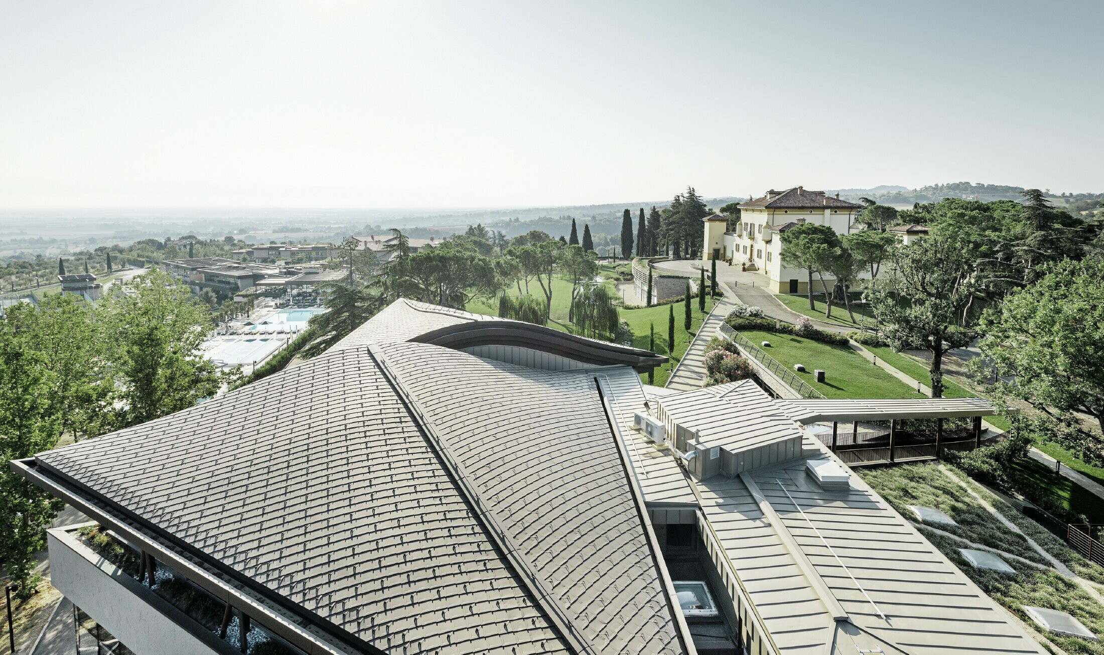 Palazzo di Varignana villa (Italy) golf resort with a sweeping PREFA aluminium roof in brown