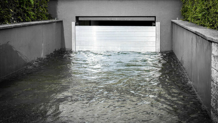 The PREFA flood protection protects the garage entrance from flooding due to high water