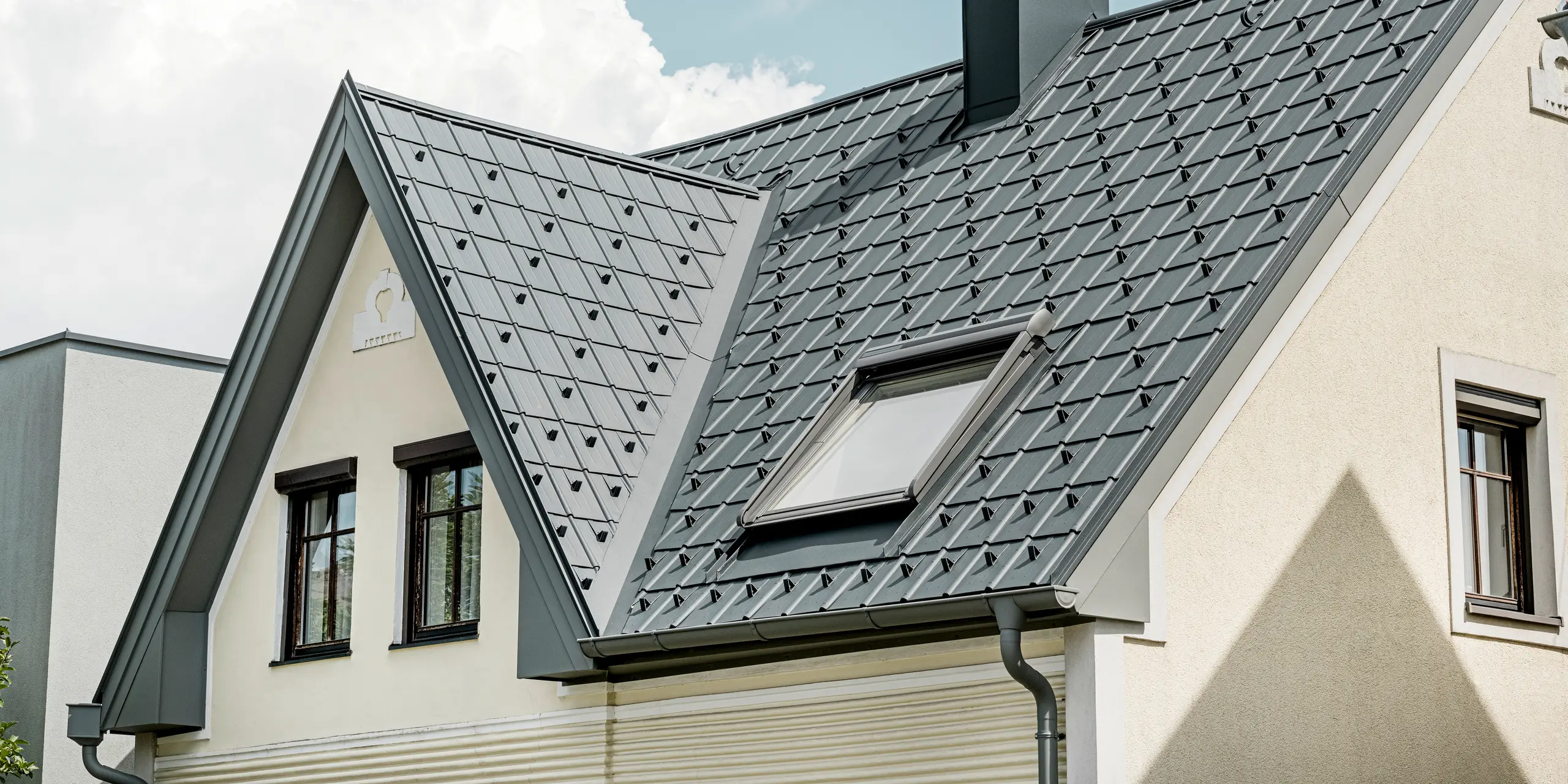 Detached house in St. Valentin with PREFA roof tiles in anthracite and a PREFA roof drainage system in light grey.