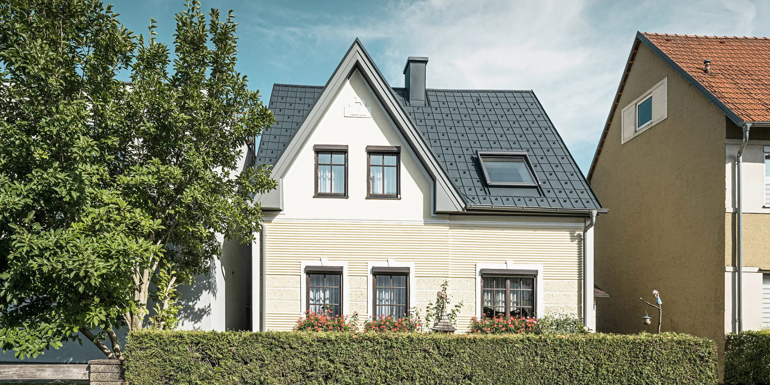 Detached house in St. Valentin with PREFA roof tiles in anthracite and a PREFA roof drainage system in light grey