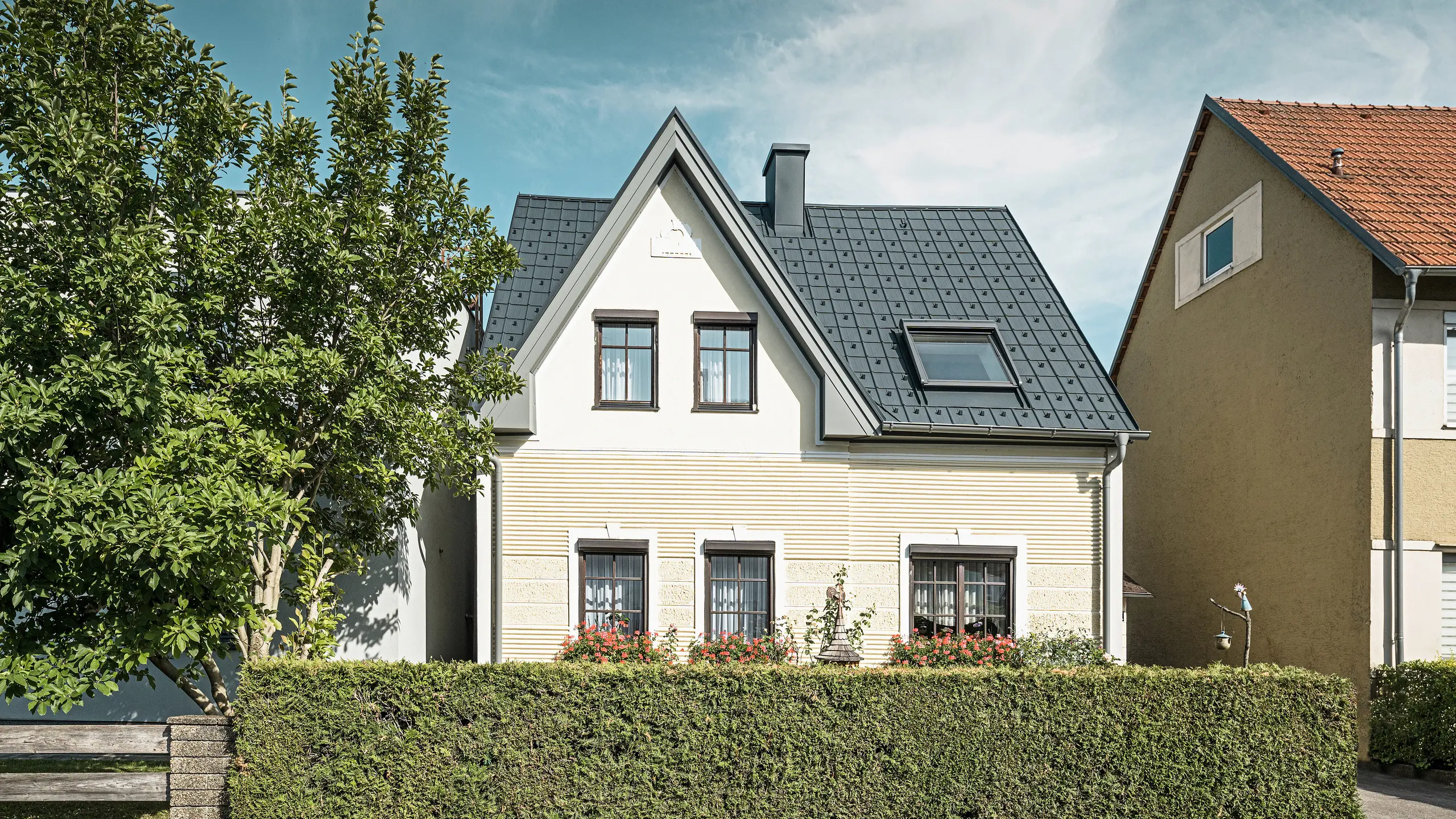 Detached house in St. Valentin with PREFA roof tiles in anthracite and a PREFA roof drainage system in light grey