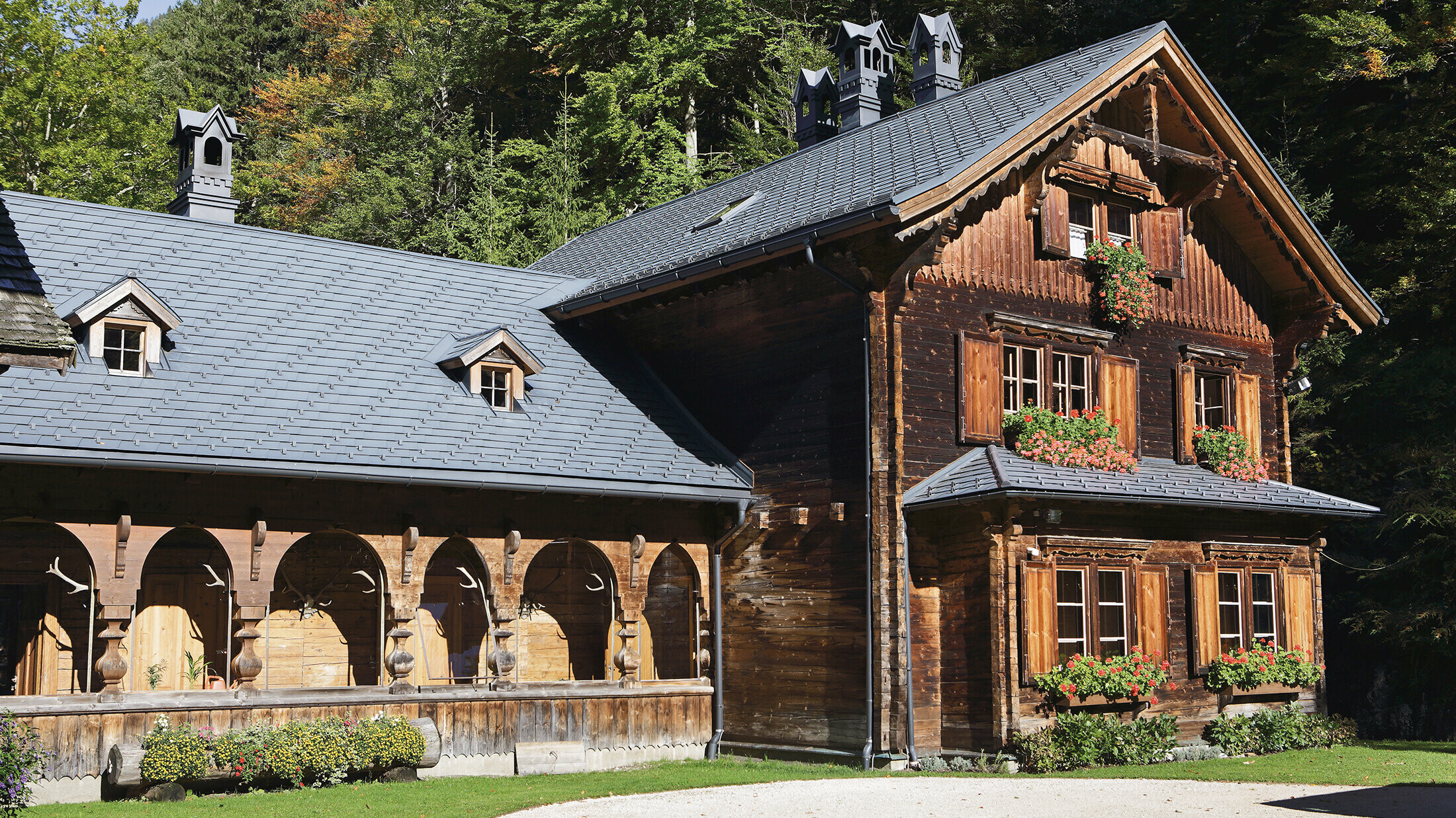 rustic hunting lodge, Rothschildhaus, renovated with PREFA roof shingles in P.10 anthracite