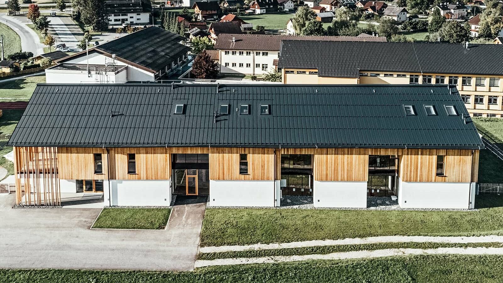 The large roof area covered in Prefalz P.10 anthracite is a real eye-catcher and protects the kindergarten at the same time. 
