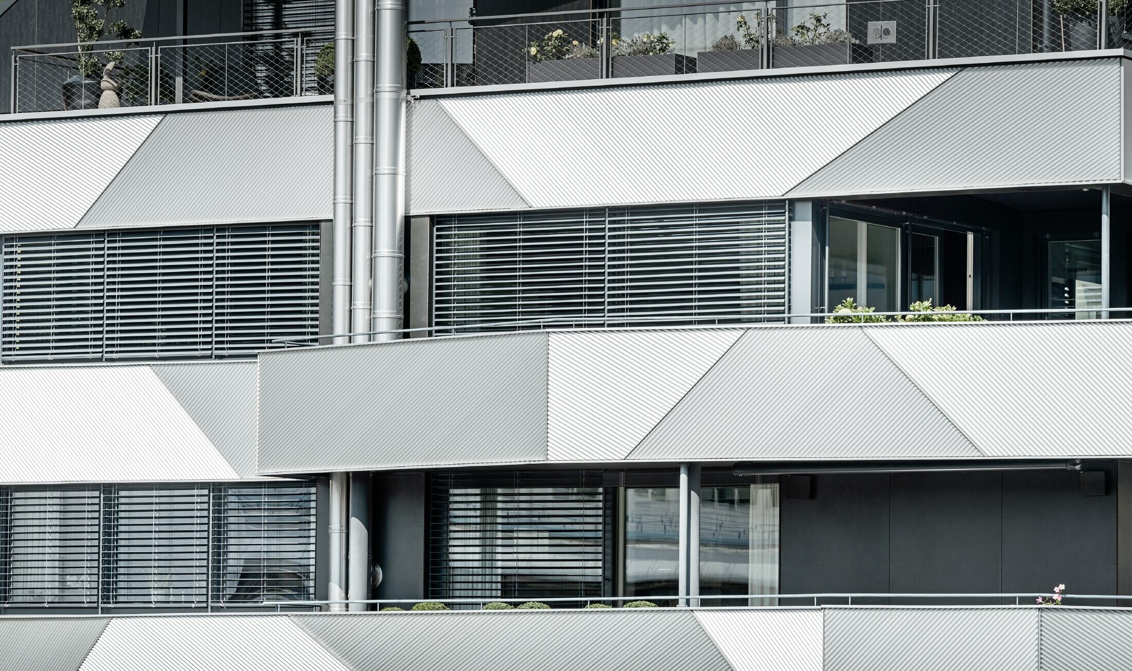Diagonally mounted PREFA zig-zag profile for an individual façade design.