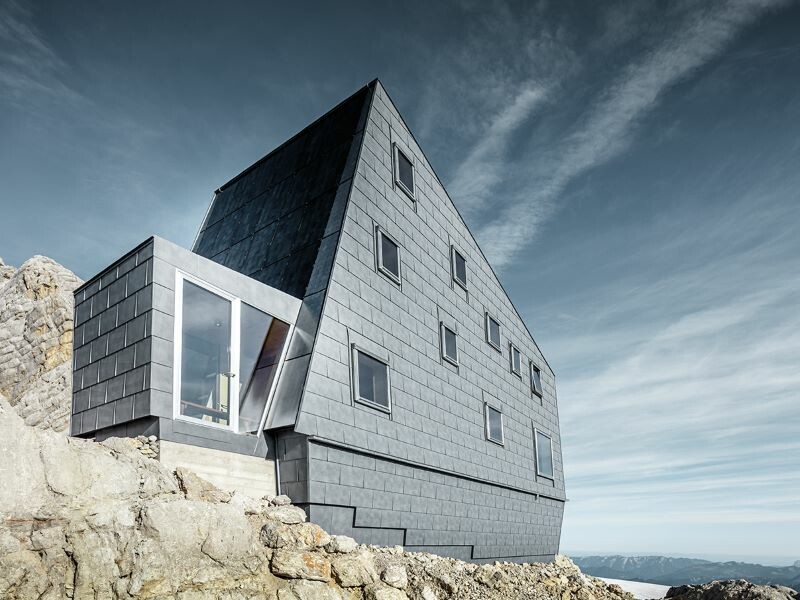 Side view of the Seethalerhütte at 2,740 metres, clad with PREFA roof and façade panels FX.12 in P.10 stone grey