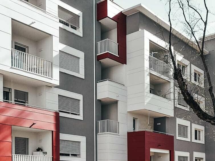 Residential building with the Prefalz façade system from PREFA in the colours Oxydro red and Prefa white