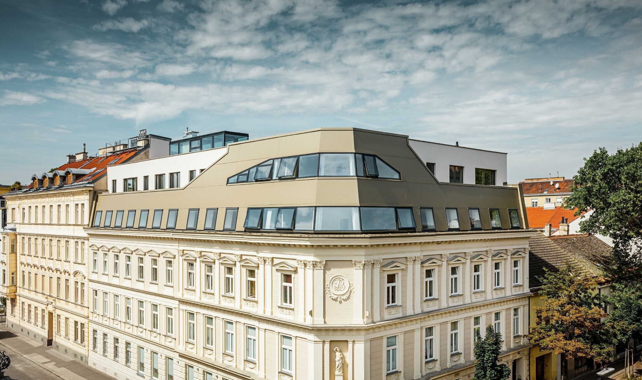 Roof extension in Schloßhofer Straße, Vienna (Austria) with PREFA aluminium composite panels in bronze