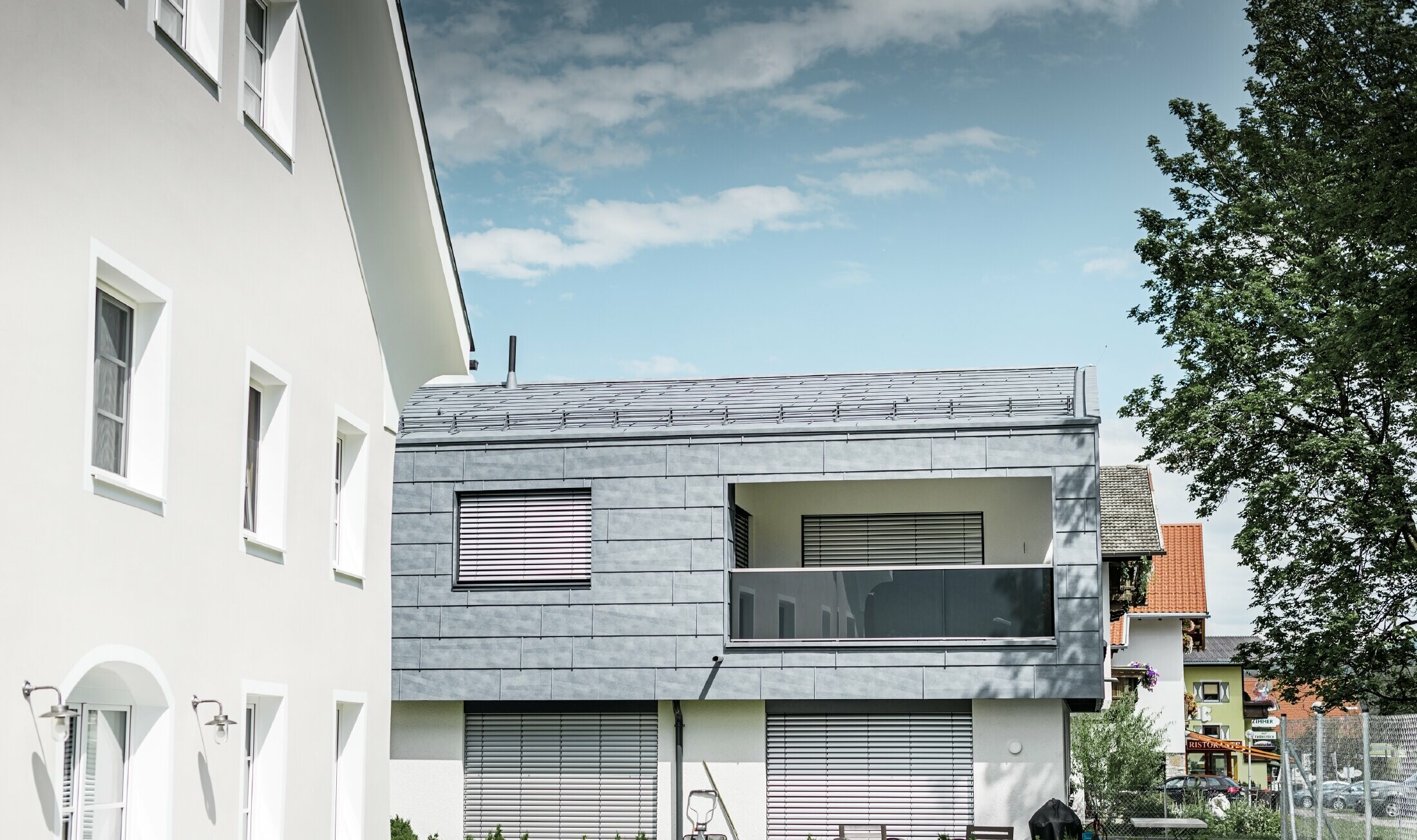 The entire top part of the residential building in Mieming was clad in the PREFA FX.12 façade panel in stone grey.