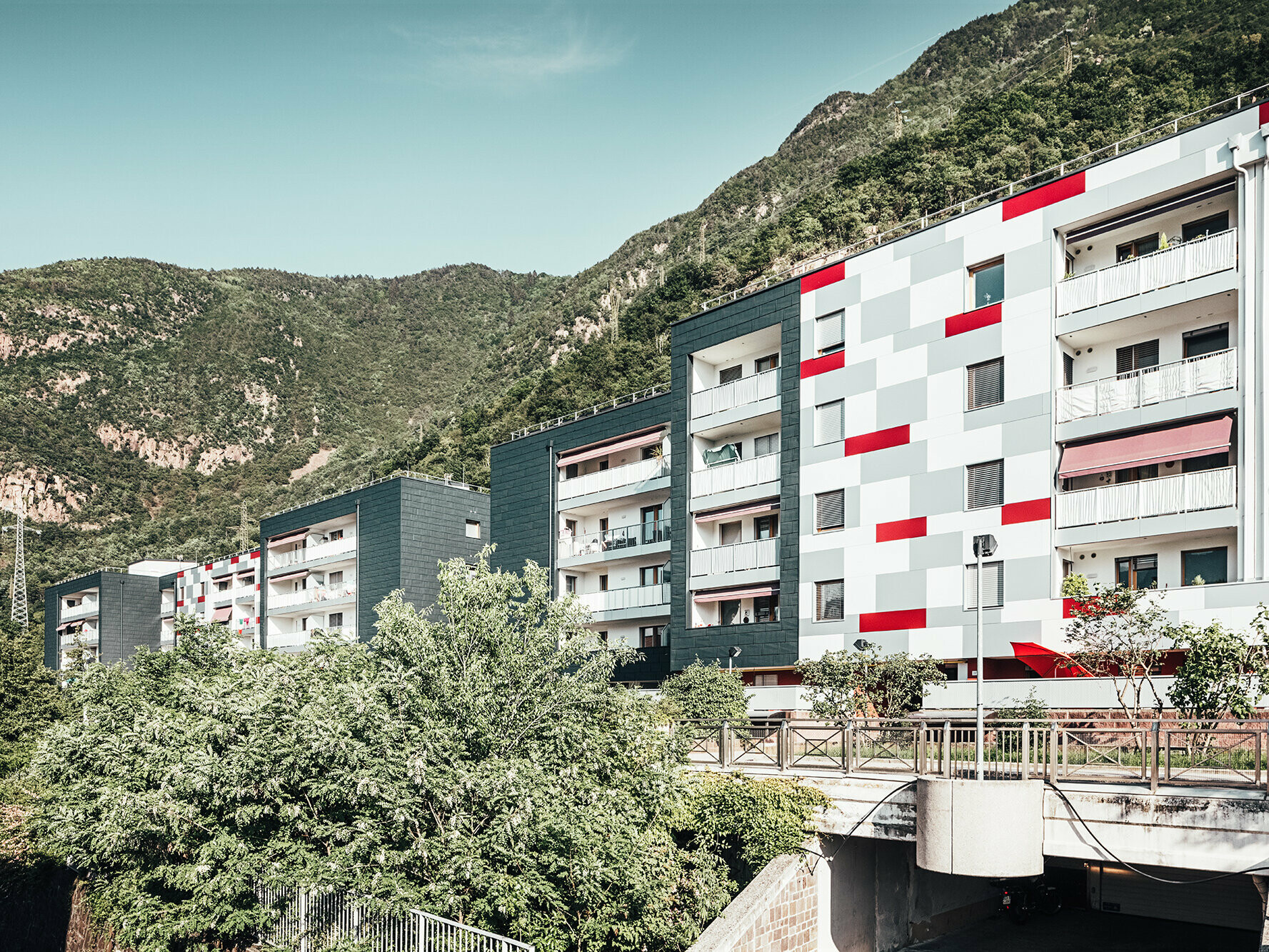 The result of the thermal refurbishment on Köstenweg: on the left, the anthracite-coloured PREFA façade panels, on the right, white, grey and red façade surfaces.