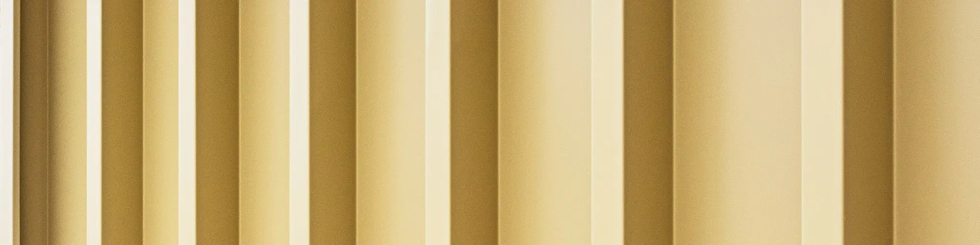 A close-up of the lined, remarkably radiant and savannah beige Prefalz façade.