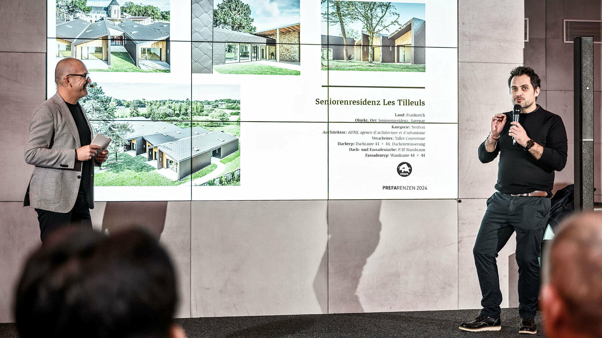 International Marketing Manager Jürgen Jungmair and architect Pascal Courant from the French office AUNE agence d'architecture et d'urbanisme talking in front of the presentation surface. 