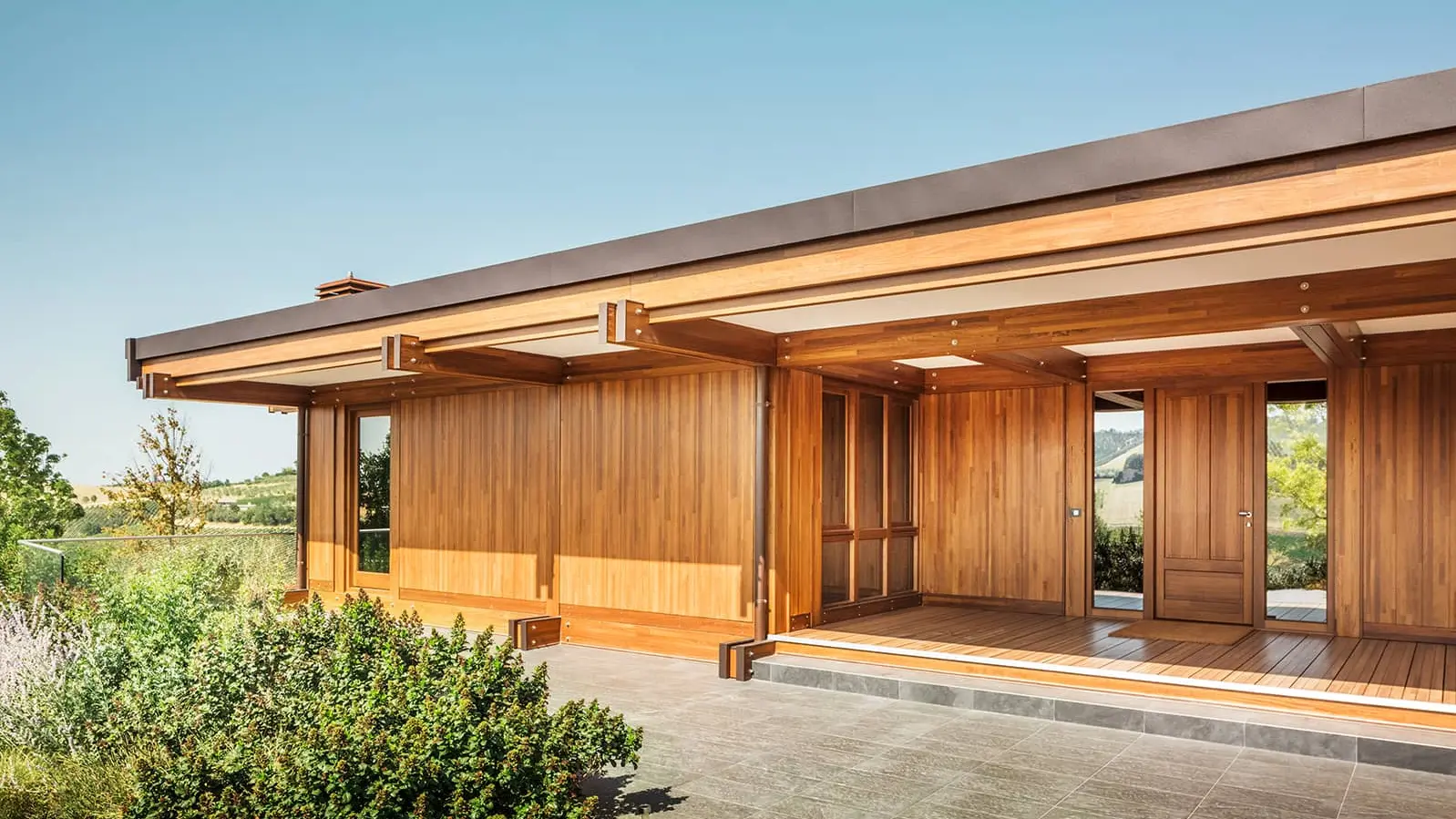 The Pagano show house. The roof is clad with Prefalz in the colour nut brown, the rest of the house is made of wood.