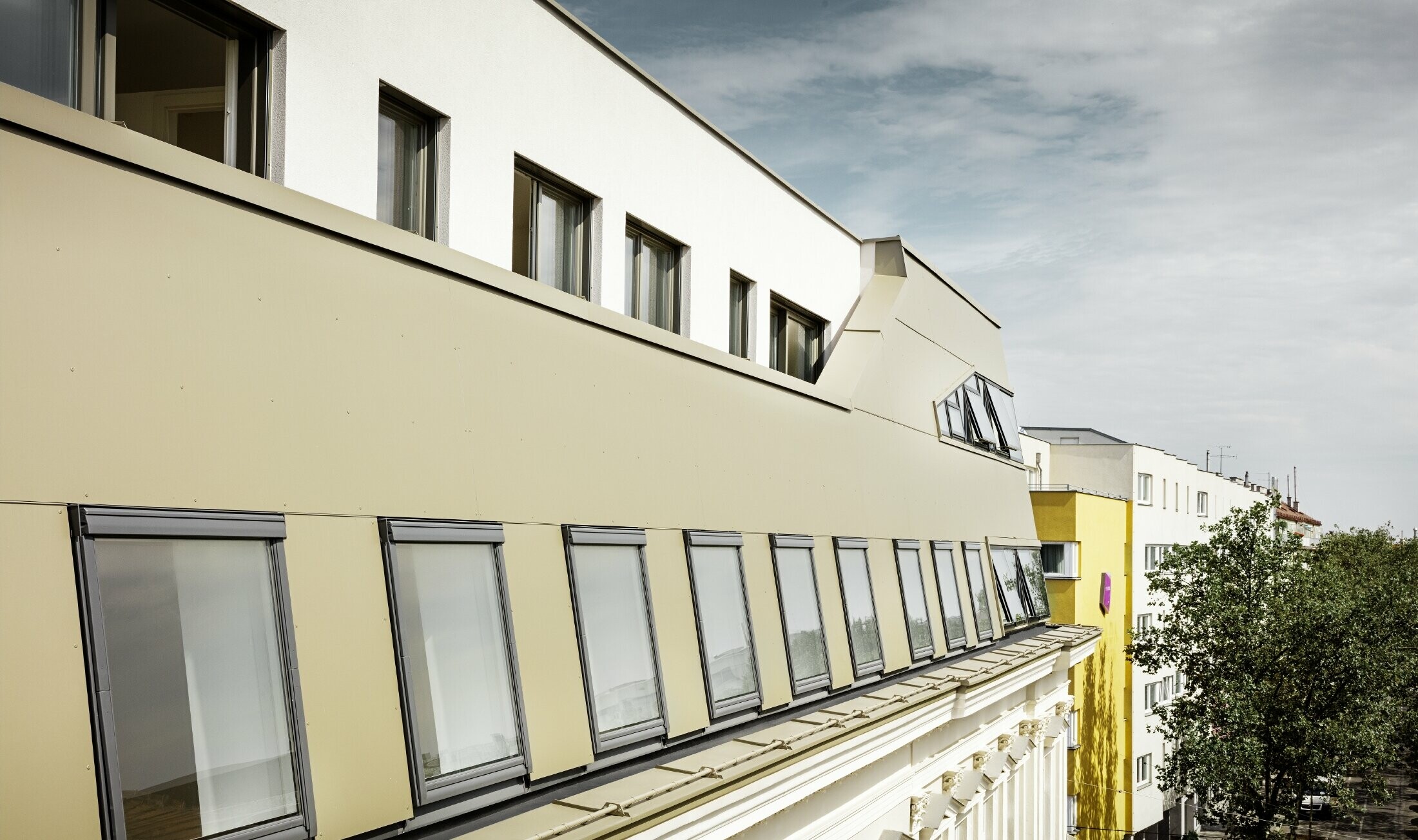 Roof extension in the Schloßhofer Straße in Vienna with PREFA aluminium composite panels in bronze