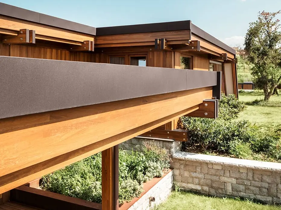 Lateral view of the Pagano show house. Prefalz in the colour nut brown was used to cover the roof.