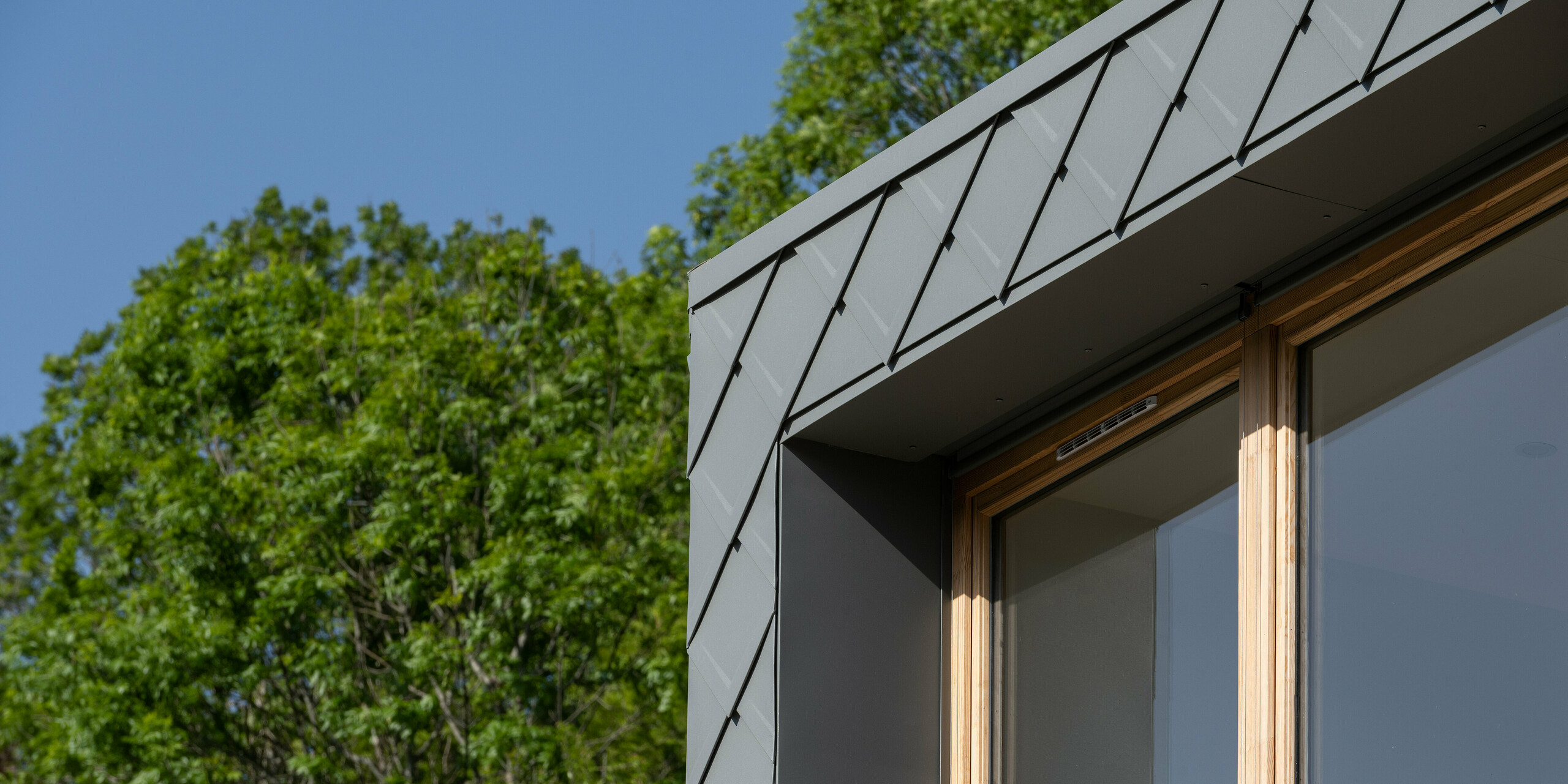 PREFA Dachraute 29x29 in P.10 Hellgrau auf einem Ferienhaus in Engins nahe Grenoble