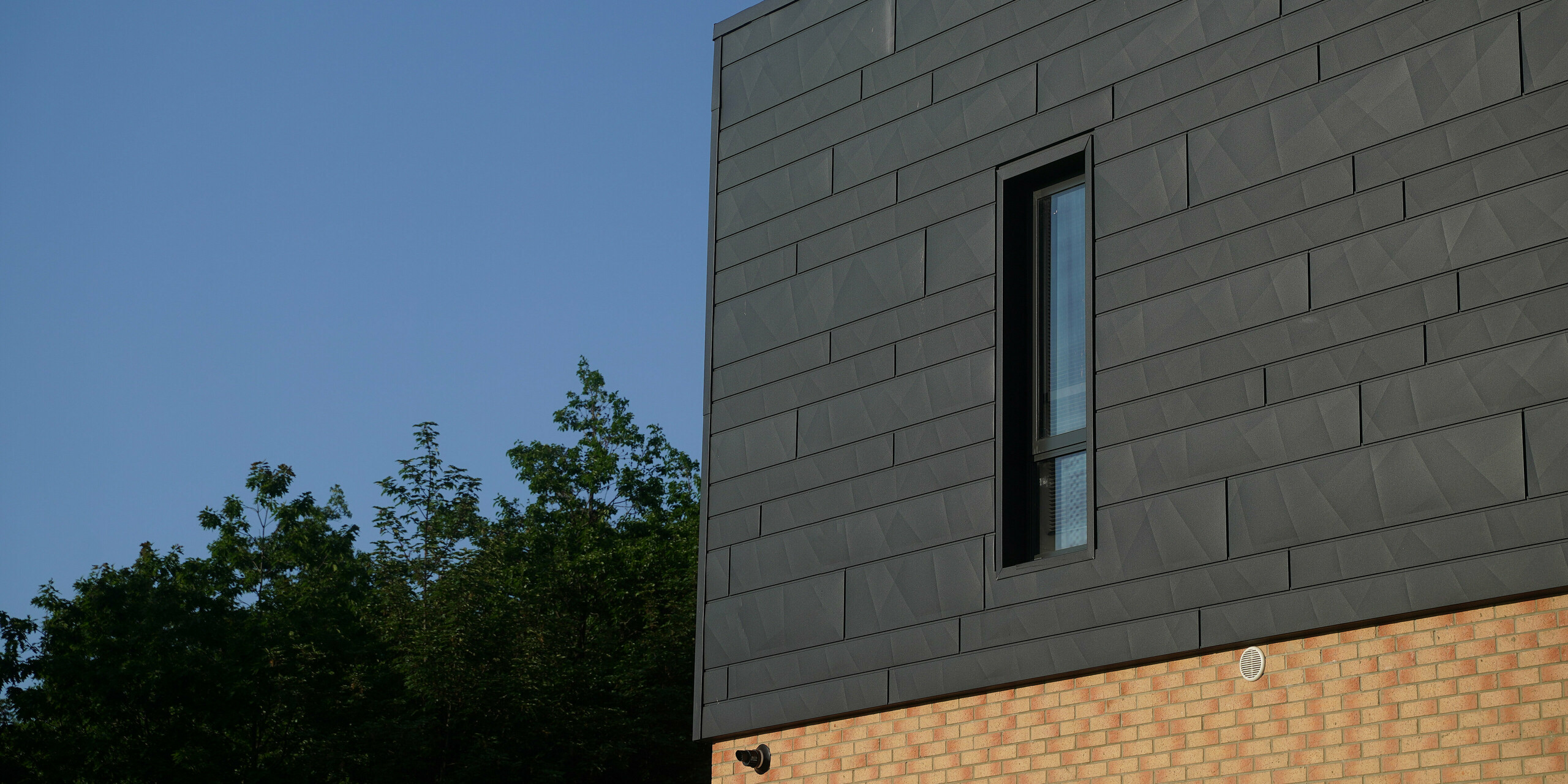 Close-up of the PREFA Siding.X façade at the JHM office in Sunderland
