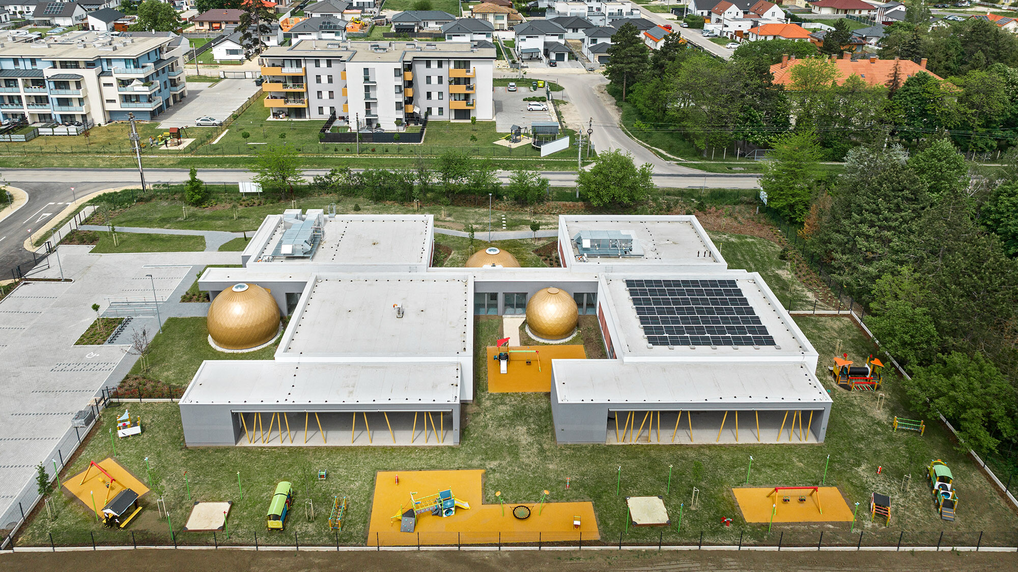 The entire day nursery and its immediate surroundings from a lateral bird's eye view.