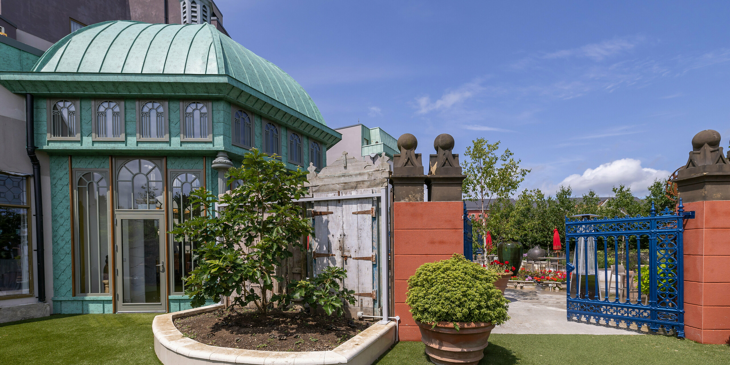 Summerhouse of Lawlor's Hotel in Naas (Ireland) with PREFA aluminium façade