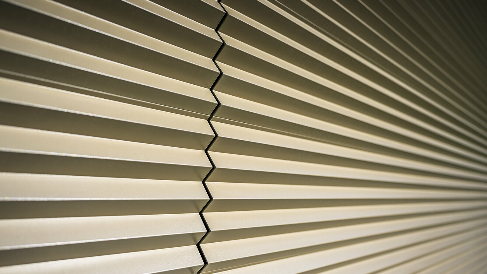 Detailed view of the PREFA serrated profile in bronze