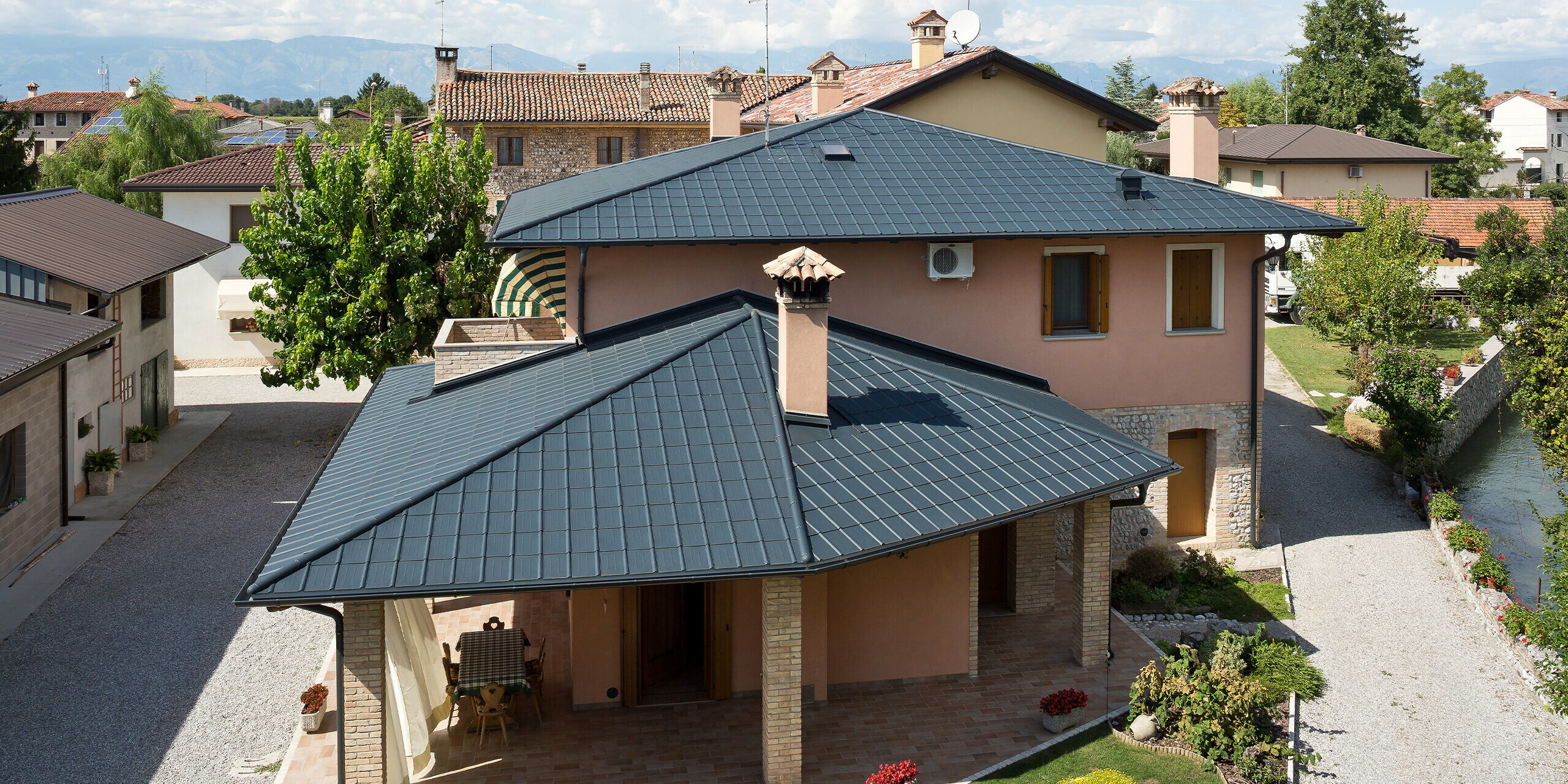 Italian villa with typical pavilion roof with PREFA roof tiles in P.10 anthracite