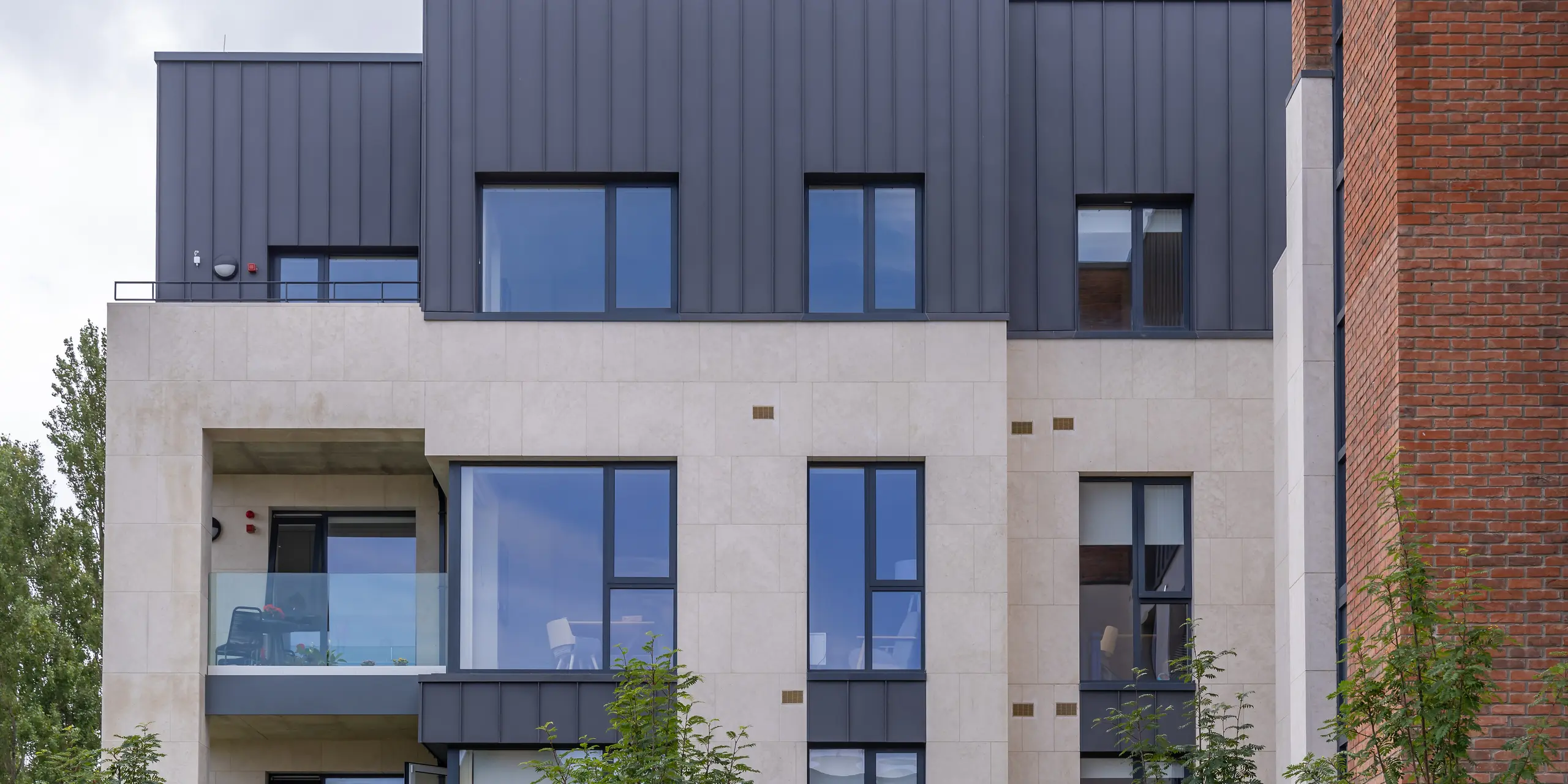 The residential complex of Oatlands Manor in the south of Dublin is wrapped in PREFALZ in the colour of P.10 Dark Grey on the façade