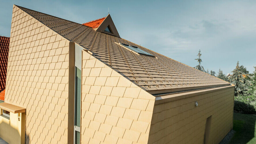 Detached home in Prague with PREFA shingles in the colour sand brown for the roof and façade