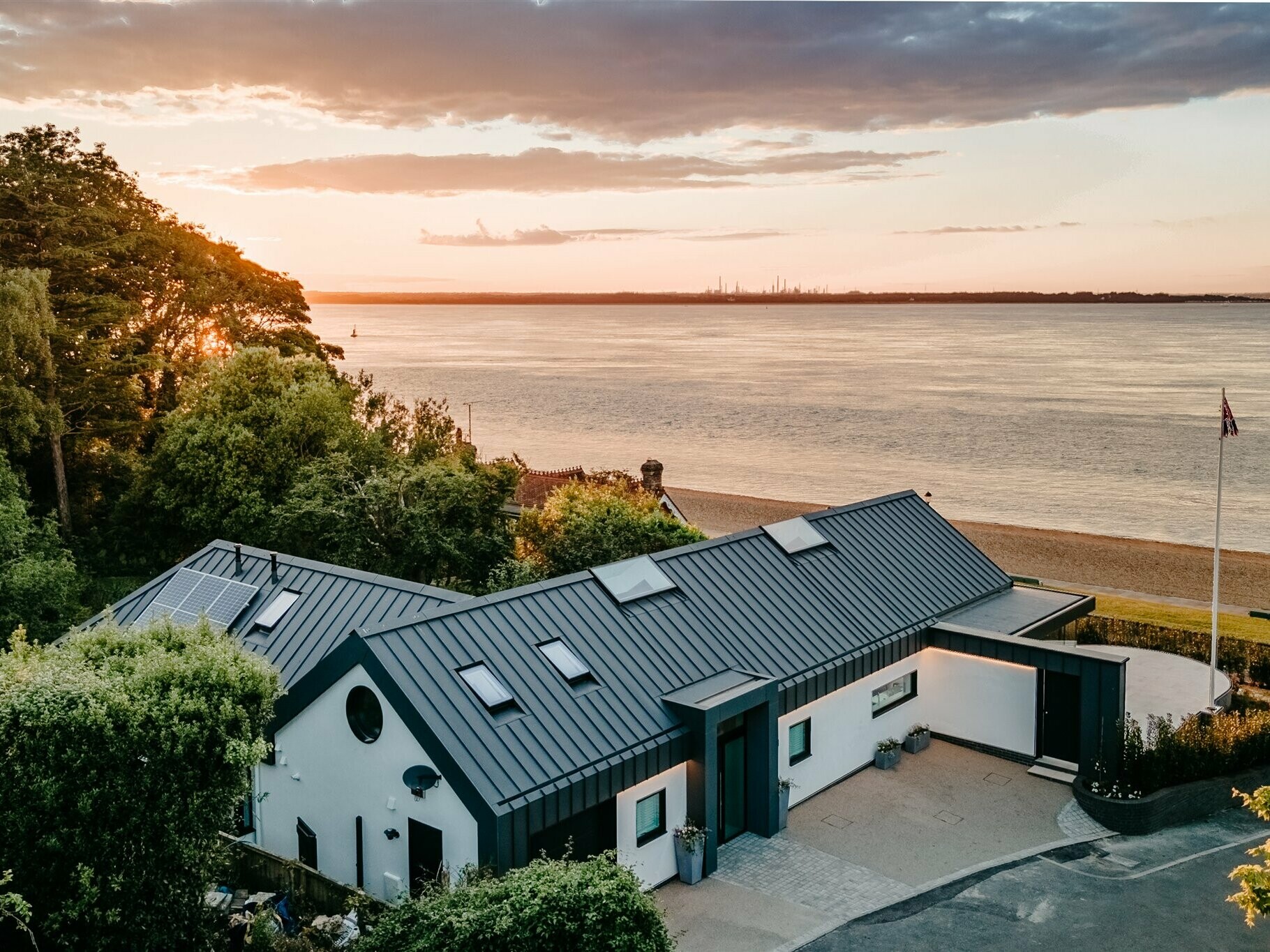 Bungalow on Isle of Wight from birds eye view to the sea, roofed with PREFA PREFALZ in P.10 dark grey.