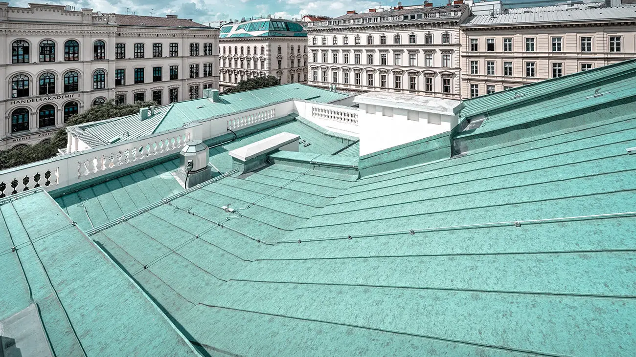 Close-up of the Prefalz roof in P.10 patina green of the Künstlerhaus in Vienna.