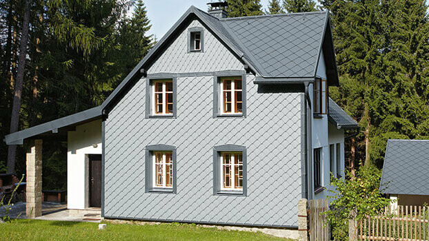 Detached house with PREFA complete system; The façade is clad with PREFA 29 rhomboid façade tiles in light grey.