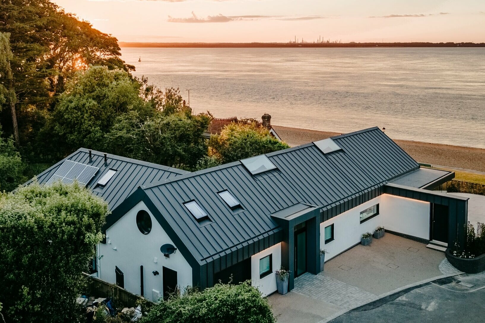 Bungalow on Isle of Wight from birds eye view to the sea, roofed with PREFA PREFALZ in P.10 dark grey.