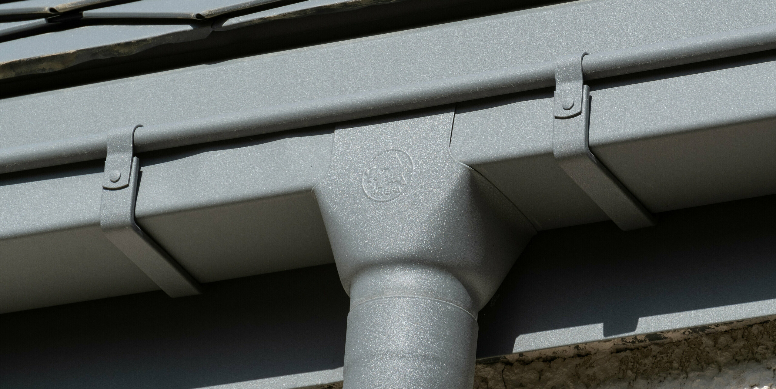PREFA Dachraute 29x29 in P.10 Hellgrau auf einem Ferienhaus in Engins nahe Grenoble
