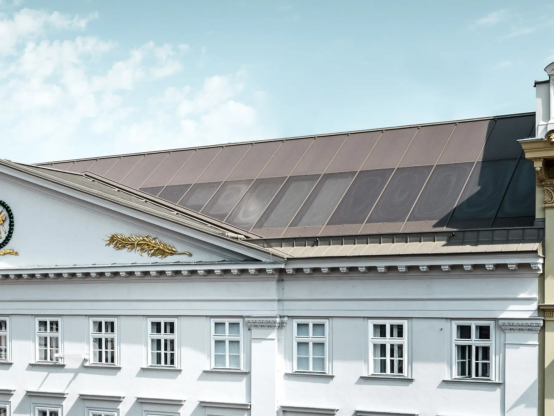 detail view with part of the façade and the Prefalz roof including screen-printed glass.