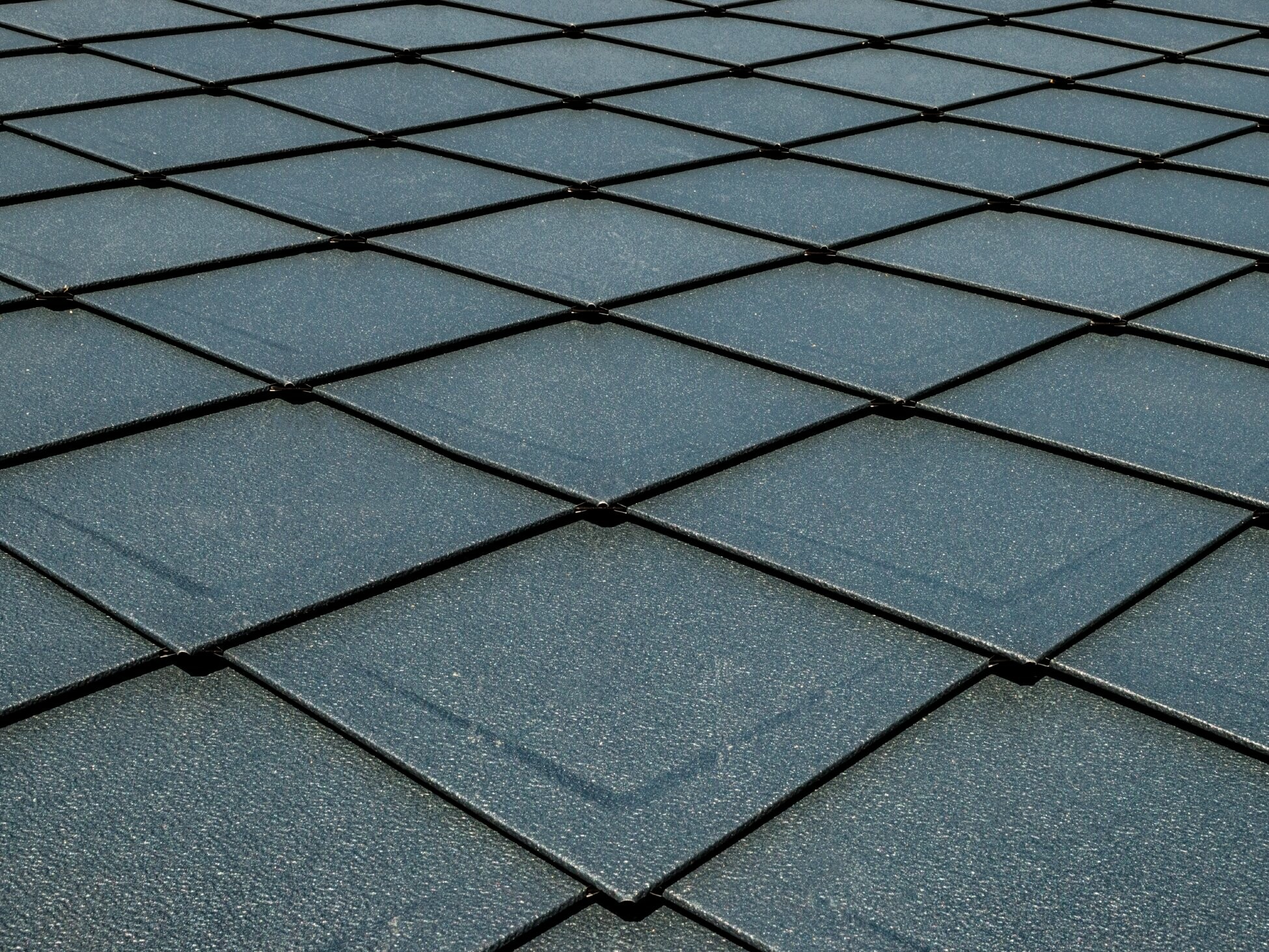 PREFA rhomboid roof tiles 29 × 29 in P.10 anthracite with beading installed as a surface, roof with scaly appearance