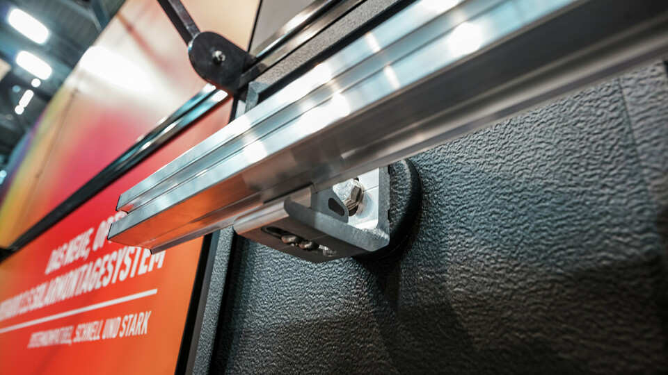 [Translate to English:] Novi PREFA PRE-VARIO sustav za montažu solarnih panela izbliza