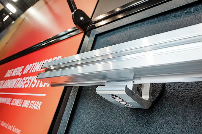 Das PREVARIO Solarmodul-Montagesystem im Detail: Die clevere Aluminium-Schienenbefestigung ermöglicht eine schnelle und sichere Installation. Ideal für langfristige Solarlösungen auf PREFA-Dächern – korrosionsbeständig, stabil und für alle Dachtypen geeignet.