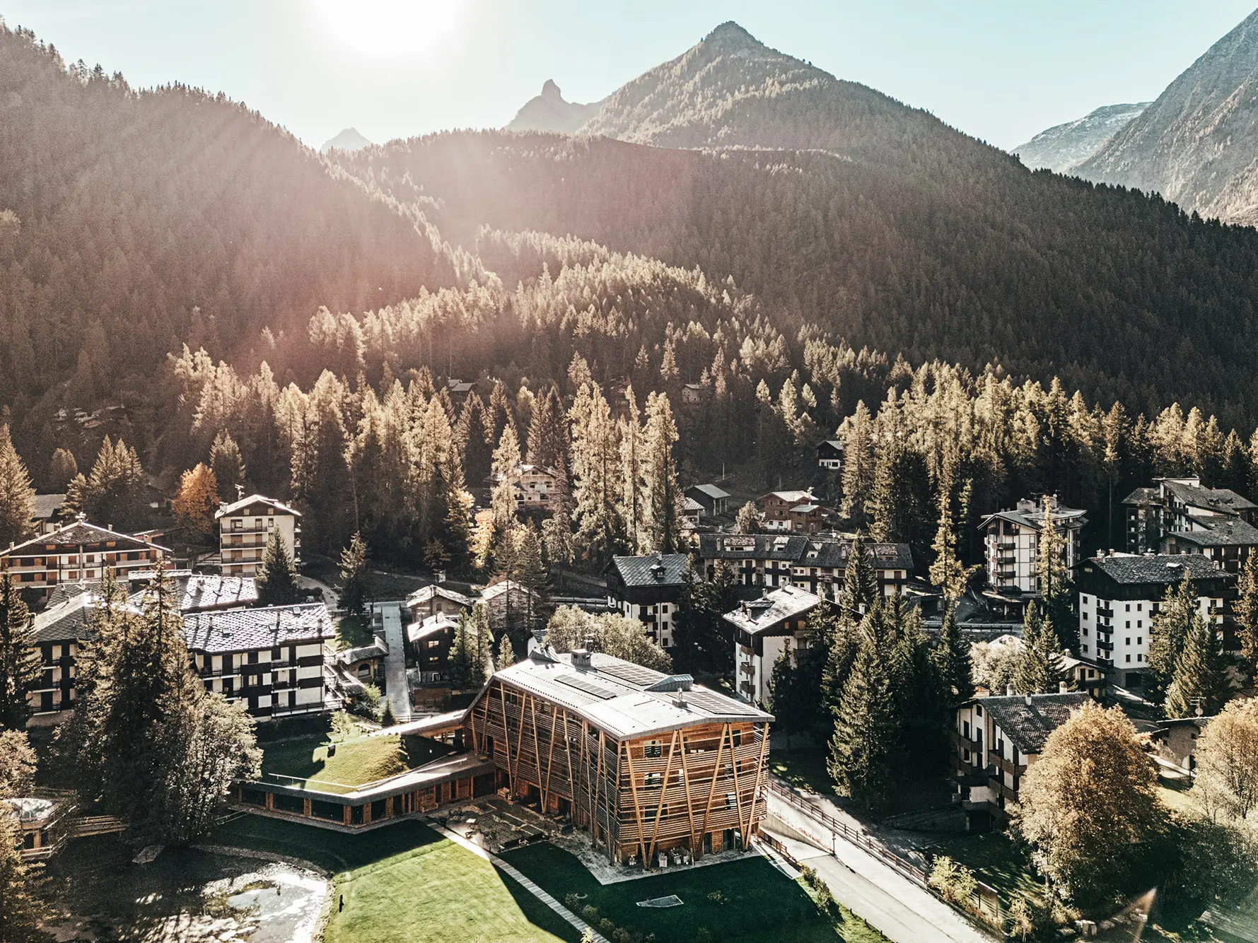 View of the hotel from above in the distance. The surrounding houses from the 1970s are also visible.