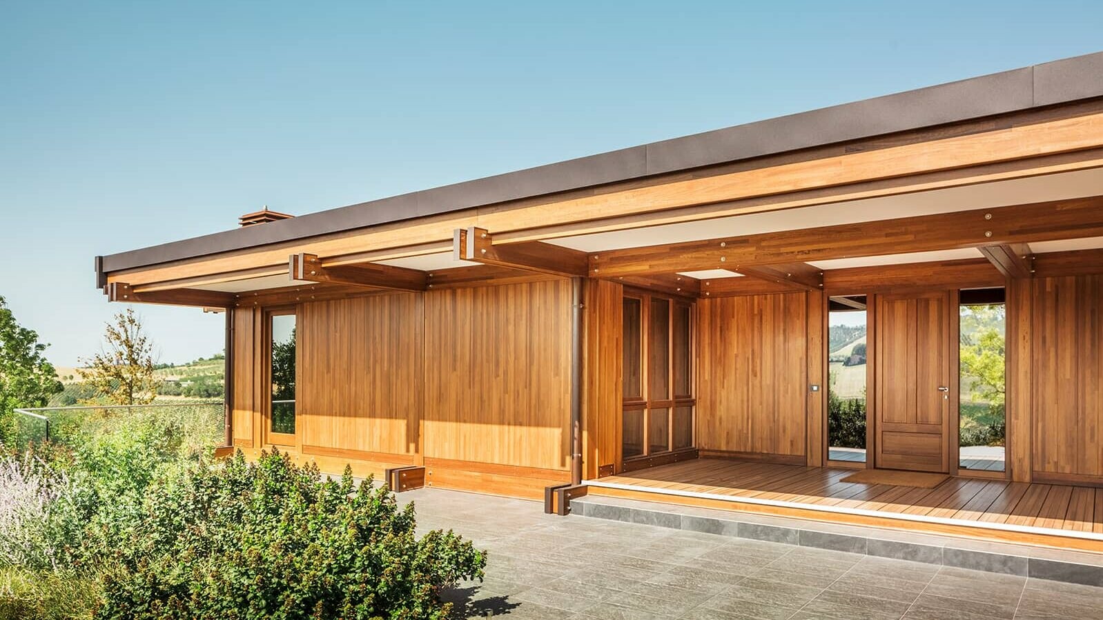 The Pagano show house. The roof is clad with Prefalz in the colour nut brown, the rest of the house is made of wood.