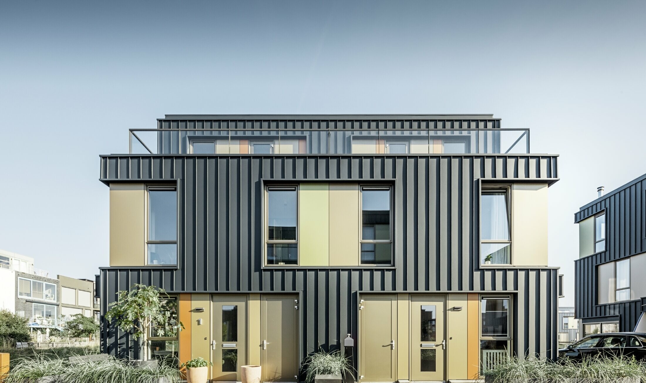 Two-family house with a PREFA Prefalz façade in P.10 anthracite.