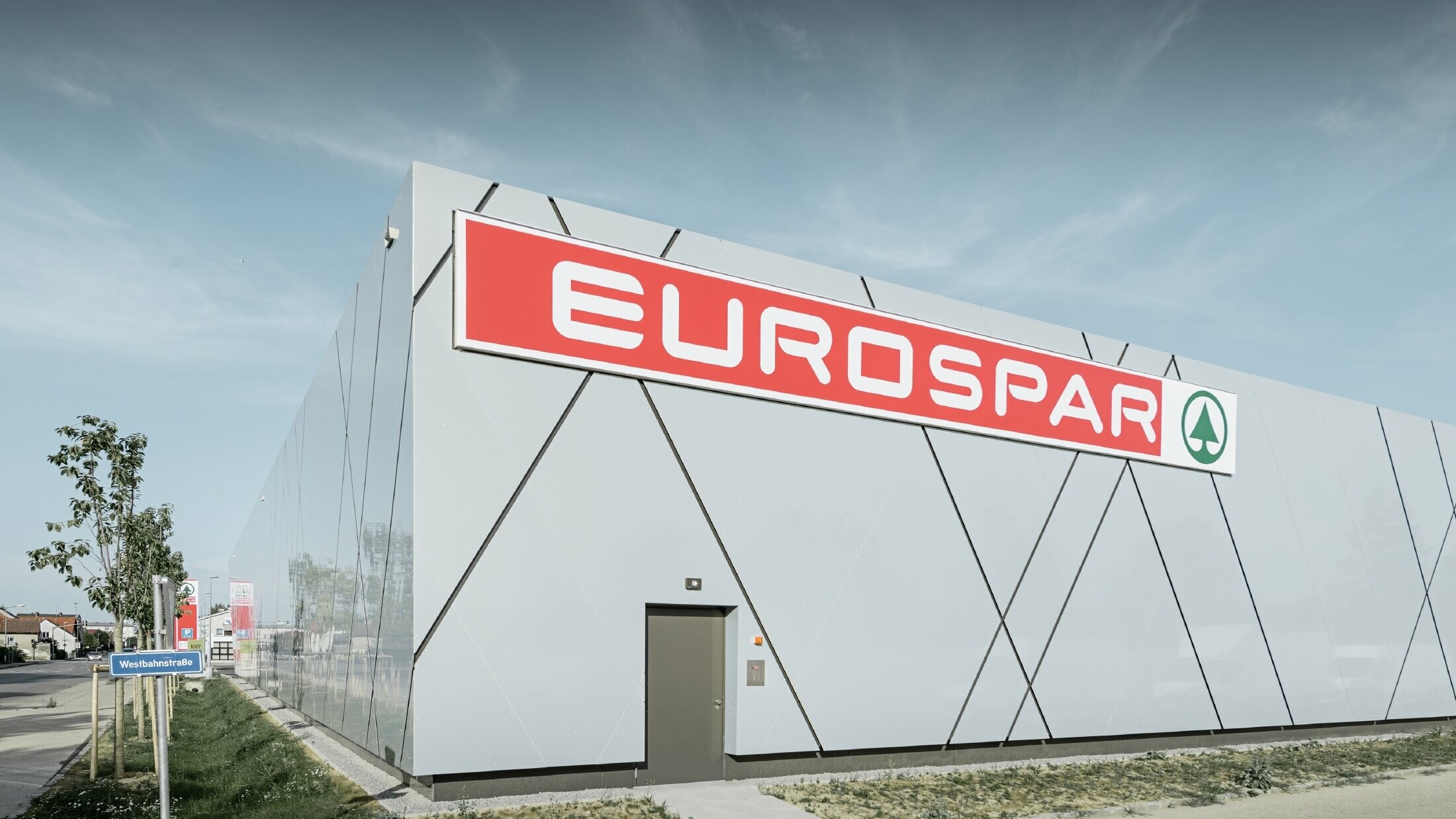 Back of the new Eurospar branch in Wels. The façade was clad with aluminium composite panels from PREFA in the unique colour silver gold.